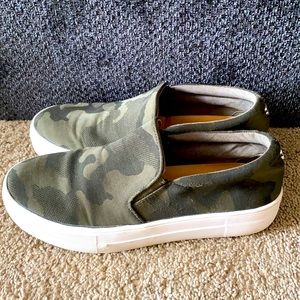 Camouflage Steve Madden slip on